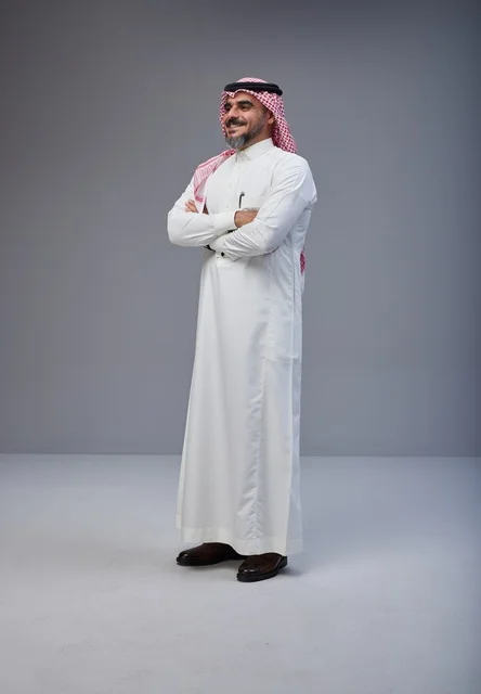 رجل سعودي بالزي التقليدي يقف بثقة