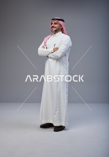 رجل سعودي بالزي التقليدي في استوديو بورتريه كامل