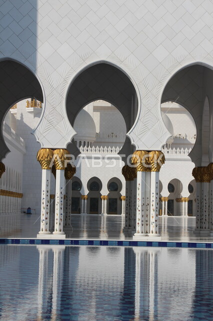مسجد الشيخ زايد بن سلطان آل نهيان في مدينة أبو ظبي ، جمال التصاميم المعمارية الاسلامية في المسجد الكبير، اماكن دينية في الامارات العربية المتحدة ، اسلاميات وعبادة 