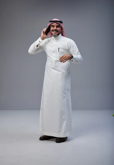 رجل سعودي بالزي التقليدي يتحدث عبر الهاتف