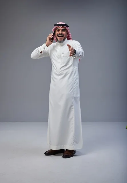 رجل سعودي بالزي التقليدي يتحدث بالهاتف في استوديو