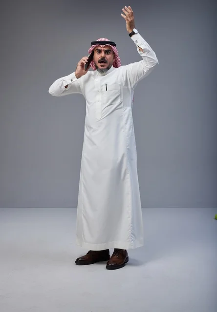 رجل سعودي بالزي التقليدي يتحدث عبر الهاتف