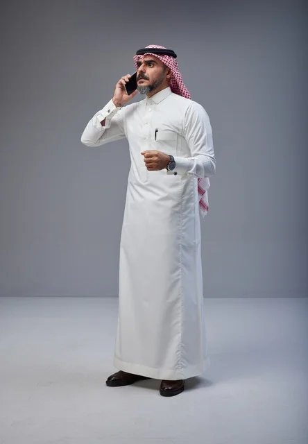 رجل سعودي بالزي التقليدي يتحدث عبر الهاتف