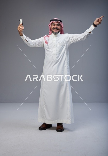 رجل سعودي بالزي التقليدي يلتقط سيلفي