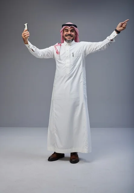 رجل سعودي بالزي التقليدي يلتقط سيلفي