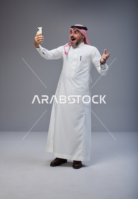 رجل سعودي مندهش يلتقط سيلفي بالزي التقليدي