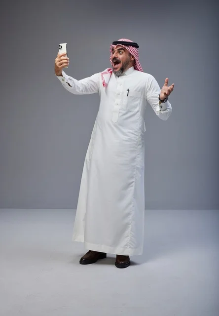 رجل سعودي مندهش يلتقط سيلفي بالزي التقليدي