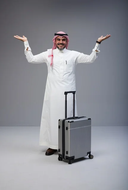 رجل سعودي بالزي التقليدي مع حقيبة سفر