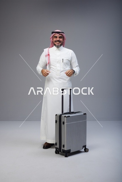رجل سعودي مع حقيبة سفر في استوديو