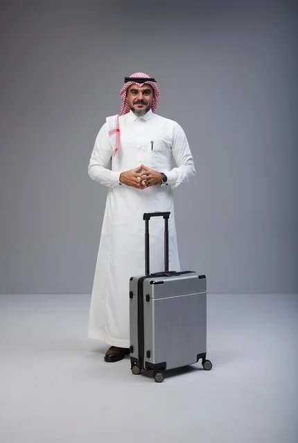 رجل سعودي بالزي التقليدي مع حقيبة سفر
