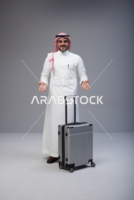 رجل سعودي بالزي التقليدي مع حقيبة سفر