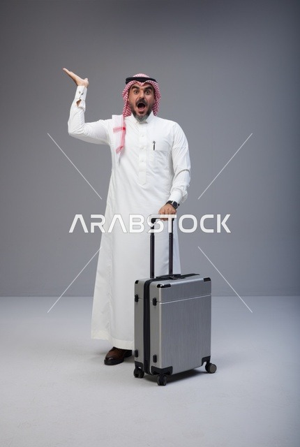 رجل سعودي مصدوم مع حقيبة سفر في الاستوديو