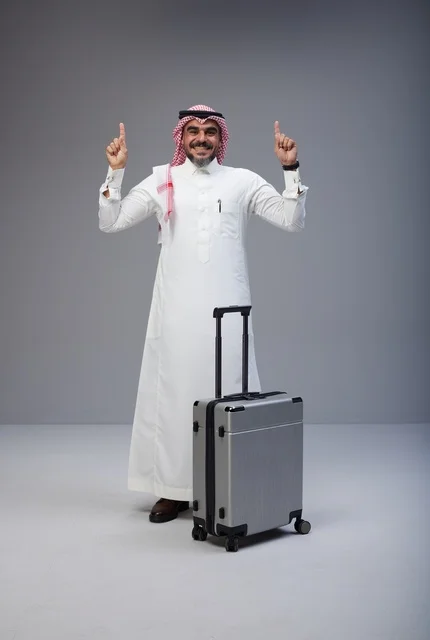 رجل سعودي بالزي التقليدي مع حقيبة سفر