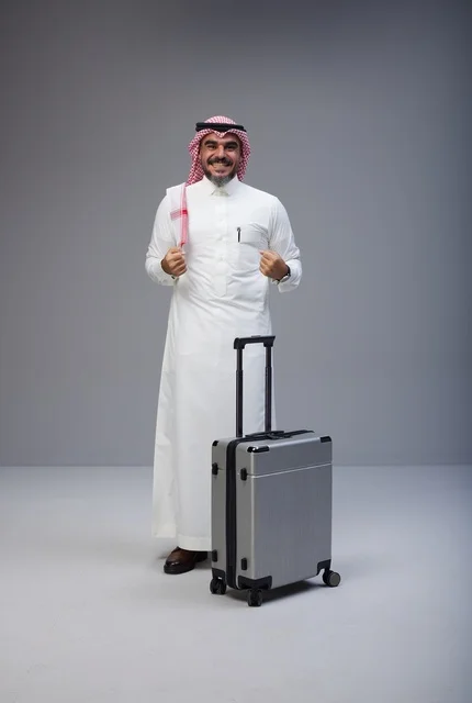 رجل سعودي بالزي التقليدي مع حقيبة سفر
