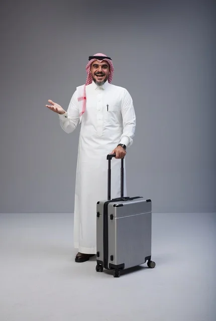 رجل سعودي بالزي التقليدي مع حقيبة سفر