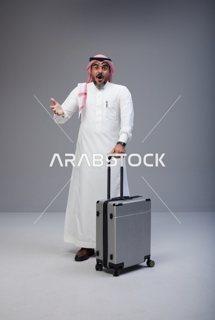 رجل سعودي مع حقيبة سفر بتعبيرات مندهشة