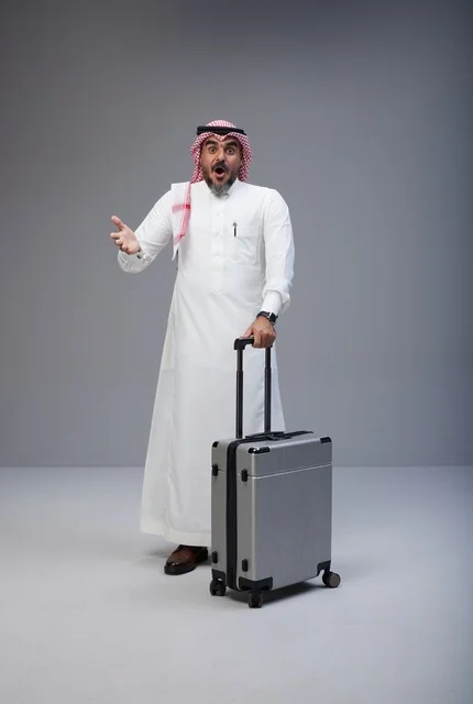 رجل سعودي مع حقيبة سفر بتعبيرات مندهشة رجل سعودي مع حقيبة سفر بتعبيرات مندهشة