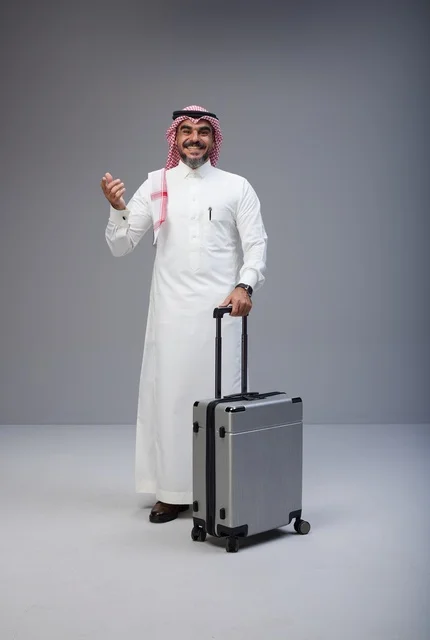 رجل سعودي بالزي التقليدي مع حقيبة سفر