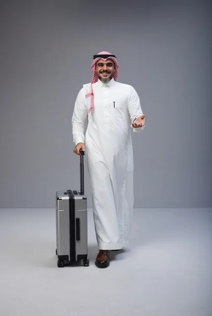 رجل سعودي بالزي التقليدي مع حقيبة سفر