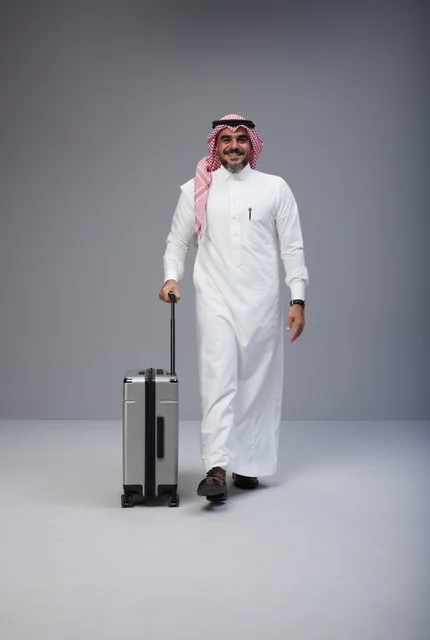 رجل سعودي بالزي التقليدي مع حقيبة سفر