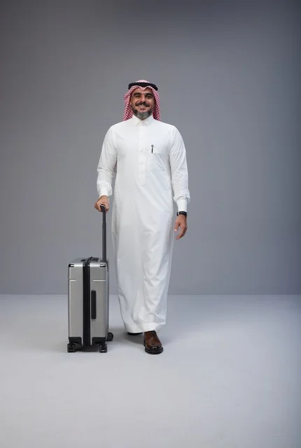رجل سعودي بالزي التقليدي مع حقيبة سفر