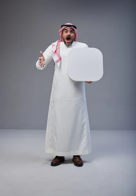 رجل سعودي مصدوم يحمل لوحة بيضاء فارغة للإعلان