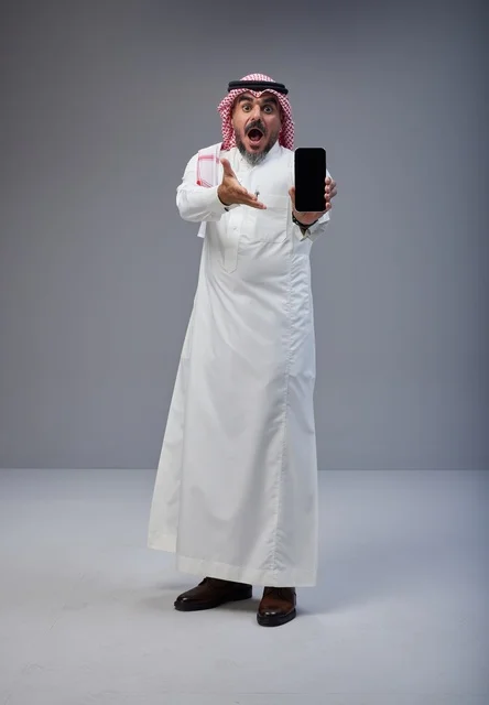 رجل سعودي بالزي التقليدي بتعبير وجه مندهش