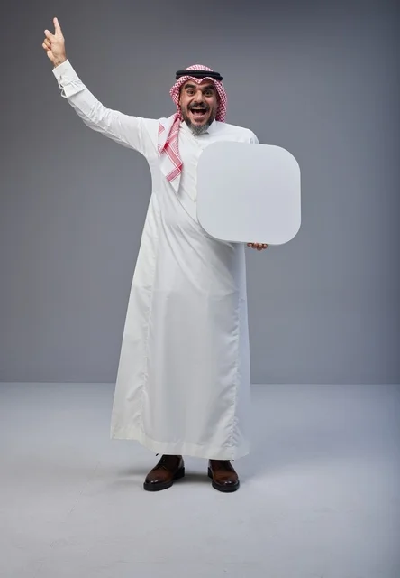 رجل سعودي يحمل لوحة بيضاء فارغة ويشير للأعلى