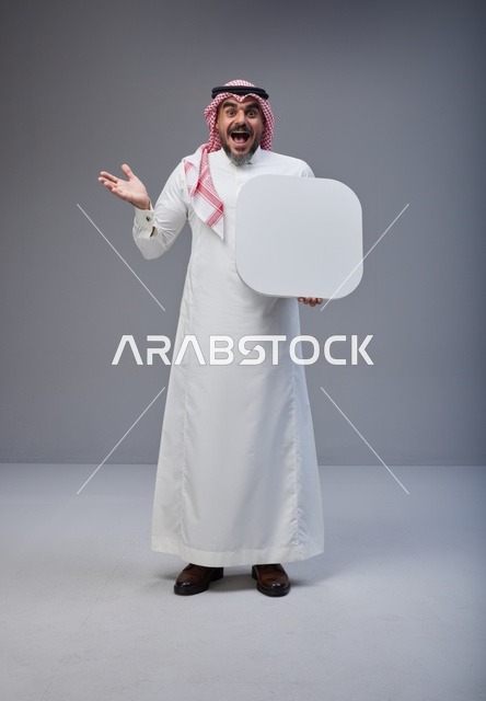 رجل سعودي بالزي التقليدي يحمل لوحة إعلانية بيضاء فارغة