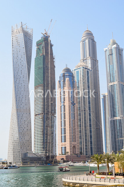 صورة جمالية للابراج و ناطحات السحاب الرائعة المطلة على محطة مارينا مول ، معالم دبي المشهورة، السياحة في الإمارات العربية المتحدة.