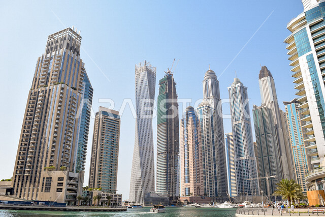صورة جمالية للابراج و ناطحات السحاب الرائعة المطلة على محطة مارينا مول ، معالم دبي المشهورة، السياحة في الإمارات العربية المتحدة.