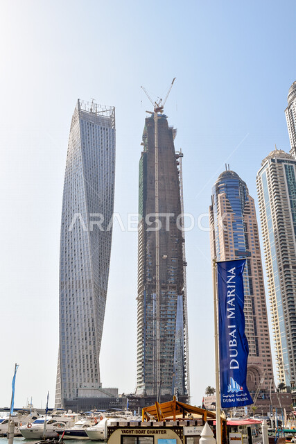 صورة جمالية للابراج و ناطحات السحاب الرائعة المطلة على محطة مارينا مول ، معالم دبي المشهورة، السياحة في الإمارات العربية المتحدة.