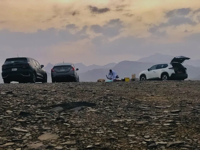 تخييم سيارات الدفع الرباعي في جبال الباحة وقت الغروب تخييم سيارات الدفع الرباعي في جبال الباحة وقت الغروب