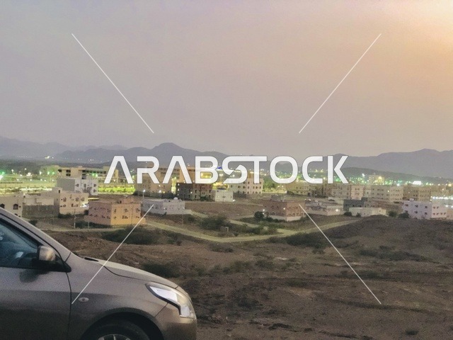 حي سكني وجبال في منطقة الباحة في السعودية وقت الغروب