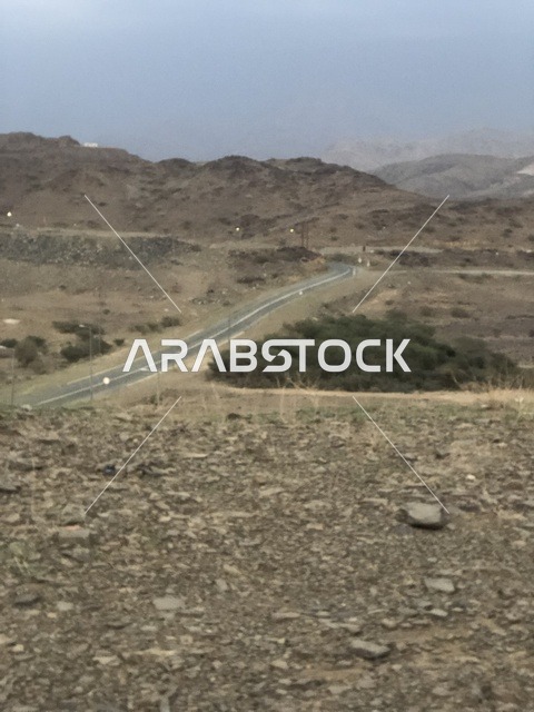 طريق متعرج في جبال الباحة بالمملكة العربية السعودية