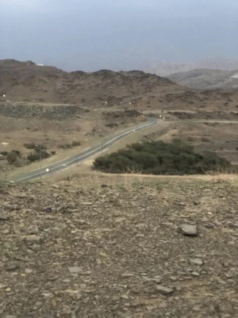 طريق متعرج في جبال الباحة بالمملكة العربية السعودية
