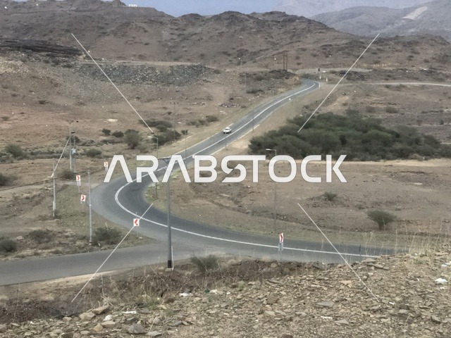 طريق جبلي متعرج في منطقة الباحة السعودية