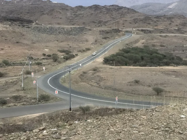 طريق جبلي متعرج في منطقة الباحة السعودية