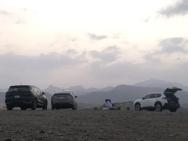 سيارات متوقفة في جبال الباحة وقت الشفق