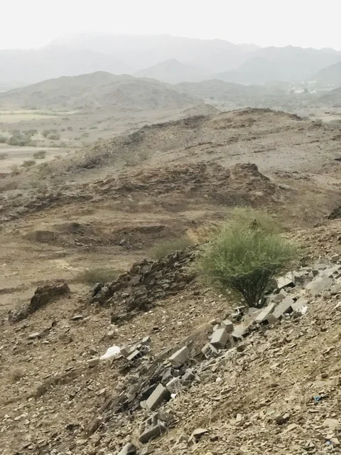 مناظر الجبال الصخرية والتضاريس الجافة في الباحة