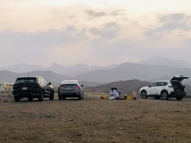 سيارات في نزهة جبلية بمنطقة الباحة السعودية سيارات في نزهة جبلية بمنطقة الباحة السعودية
