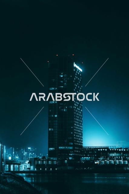 ناطحة سحاب مضيئة في أفق مدينة دبي الحديثة ليلاً