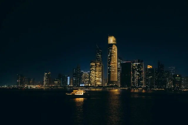 أفق دبي مارينا وانعكاسات أضواء ناطحات السحاب ليلاً