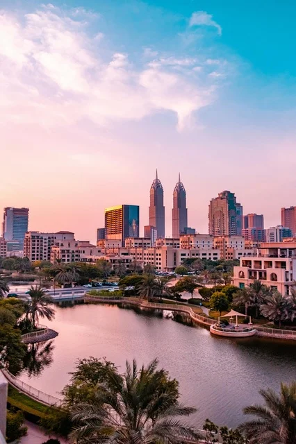 أفق مدينة دبي وإطلالة البحيرة عند الغروب