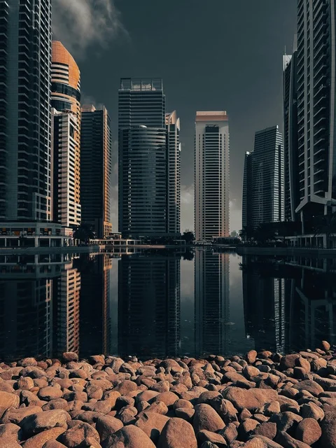 ناطحات سحاب وانعكاس مائي في دبي مارينا