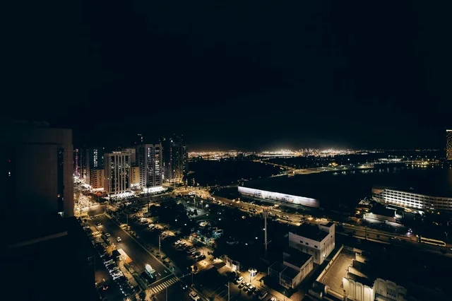 أنوار مدينة دبي المتلألئة والتطور العمراني ليلاً