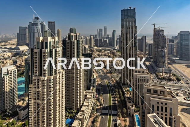 لقطة جوية لناطحات السحاب وشبكة الطرق في دبي