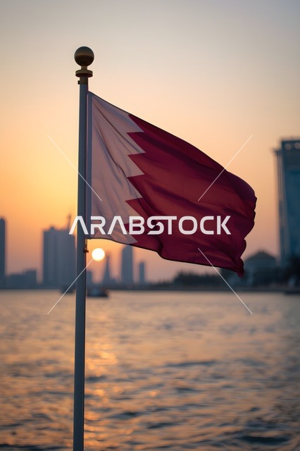 علم دولة قطر في الدوحة وقت الغروب