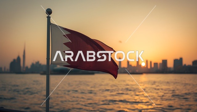 علم دولة قطر مع أفق مدينة الدوحة عند الغروب