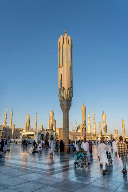 منظر هادئ للمسجد النبوي في المدينة المنورة بالمملكة العربية السعودية، والذي يجذب الزوار والحجاج من جميع أنحاء العالم.